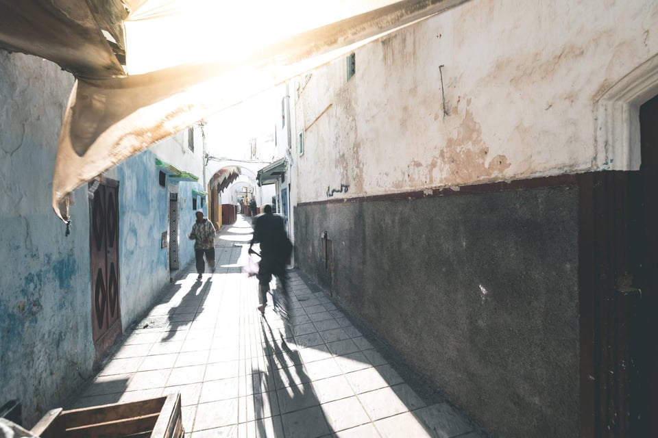 Une rue étroite située à Rabat