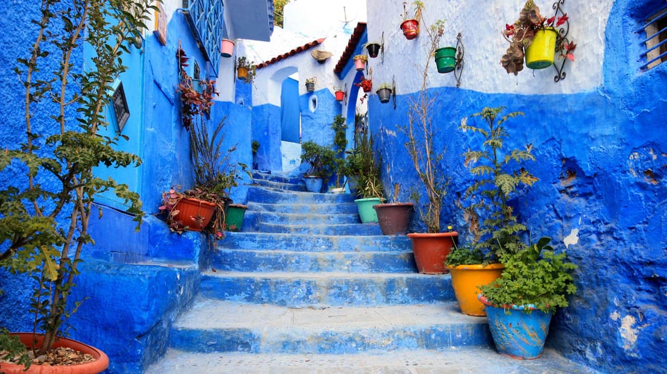 Un chemin coloré au cœur d'une ville marocaine