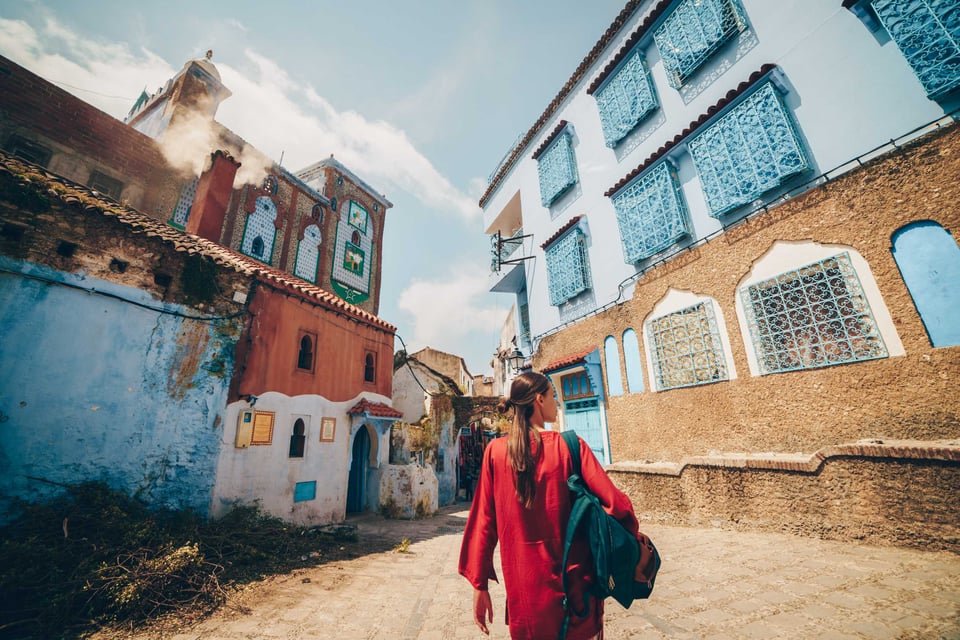 Un touriste se promène dans une rue du Maroc