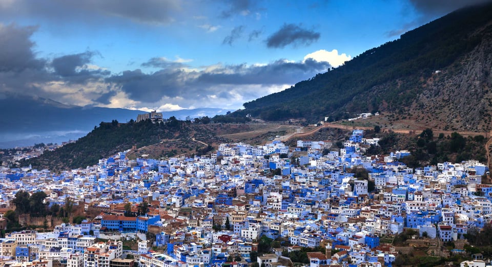 Vue d'une ville marocaine en soirée