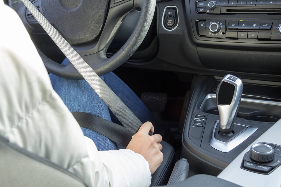 Attacher sa ceinture de sécurité en voiture